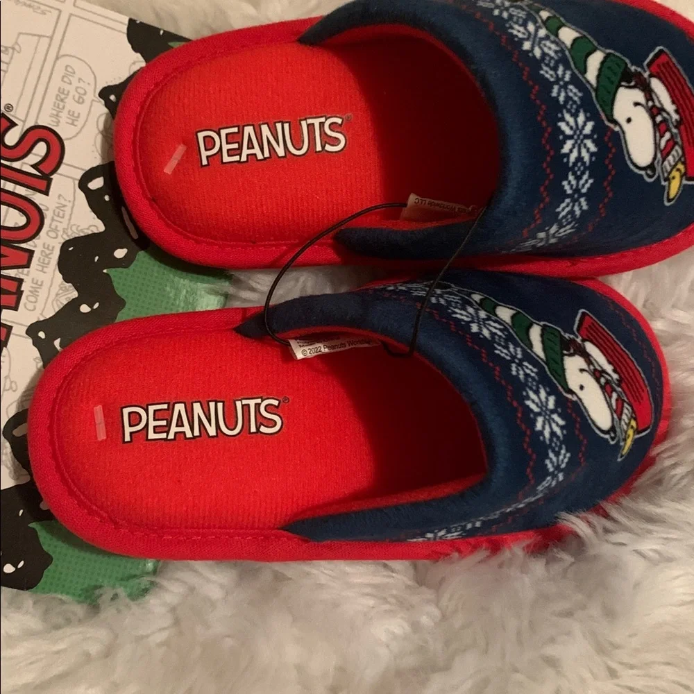 PEANUTS Snoopy youth slippers in size 9-10 NWT